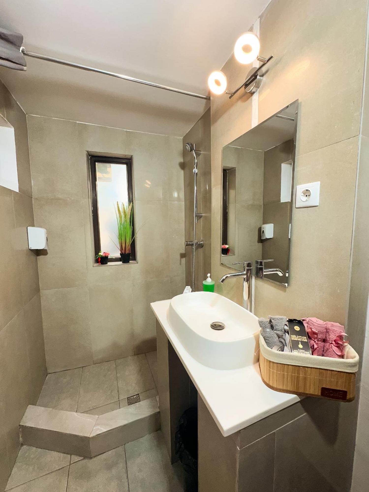 Venus Central Lux Studio Craiova Extérieur photo